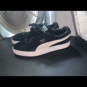 Black and white puma suede shoe!